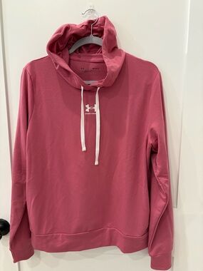 NWOT UA lightweight women’s sweatshirt with pockets